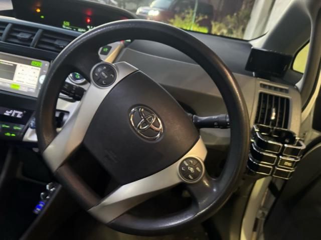 TOYOTA PRIUS Alpha 2012