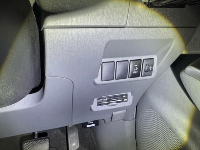 TOYOTA PRIUS Alpha 2012