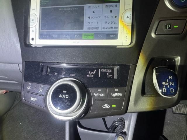 TOYOTA PRIUS Alpha 2012