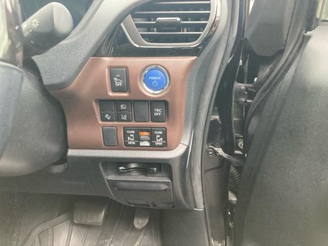 TOYOTA ESQUIRE HYBRID 2018