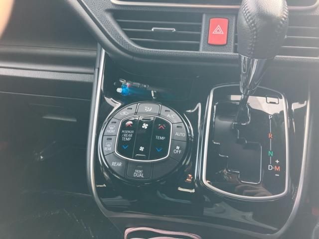 TOYOTA VOXY 4WD 2021