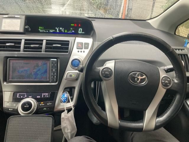 TOYOTA PRIUS Alpha 2013