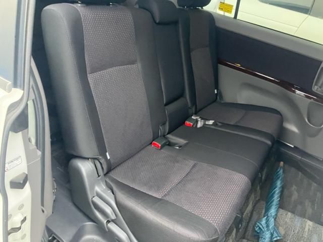 TOYOTA Isis 4WD 2006