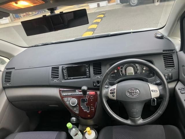 TOYOTA Isis 4WD 2006