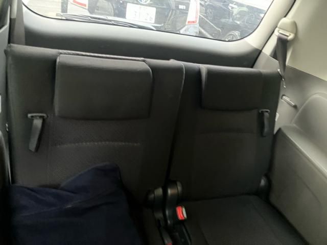 TOYOTA Isis 4WD 2006