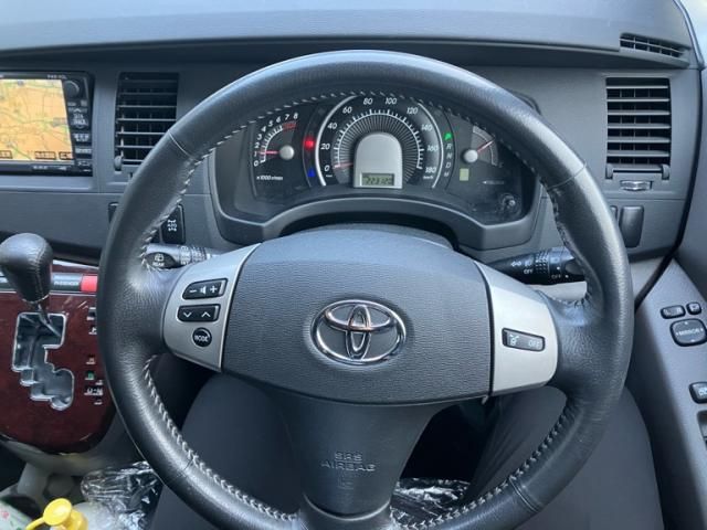 TOYOTA Isis 4WD 2006