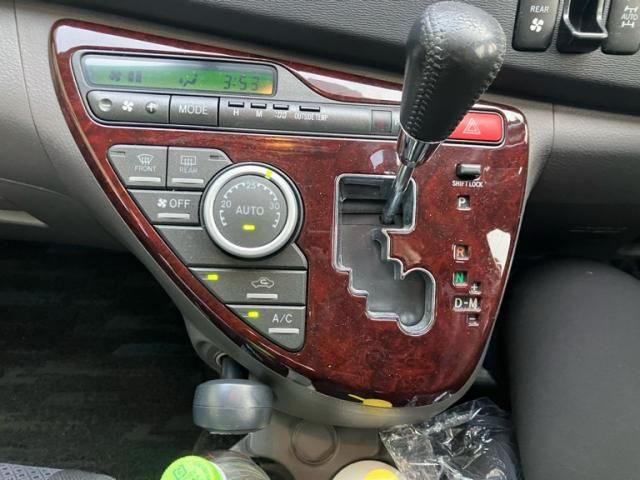 TOYOTA Isis 4WD 2006