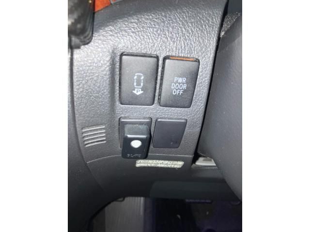 TOYOTA VELLFIRE 2010