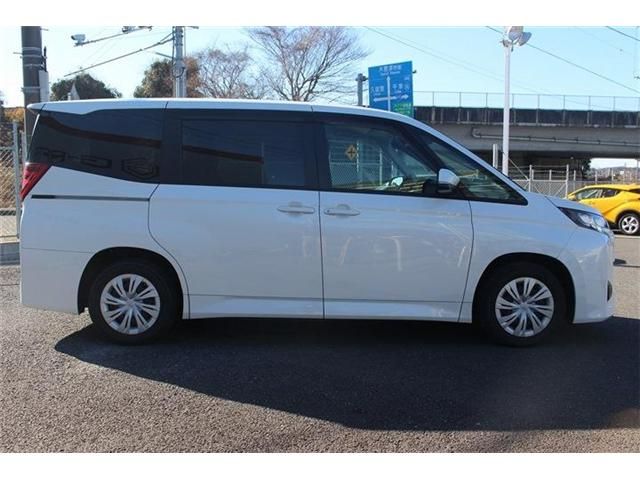 TOYOTA NOAH 2022