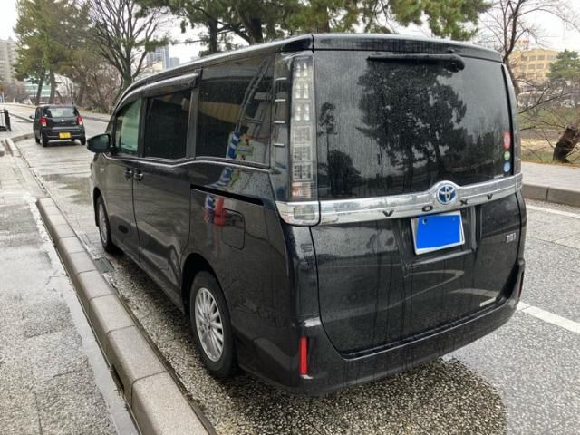 TOYOTA VOXY HYBRID 2016