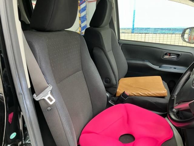 TOYOTA VOXY HYBRID 2016