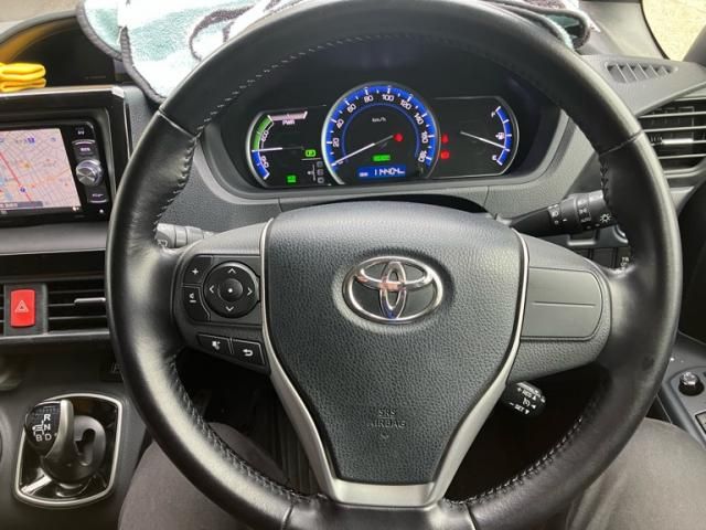 TOYOTA VOXY HYBRID 2016