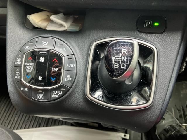 TOYOTA VOXY HYBRID 2016