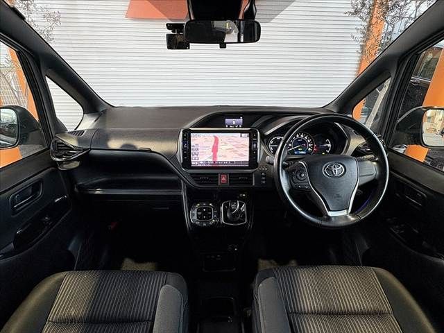 TOYOTA VOXY HYBRID 2017