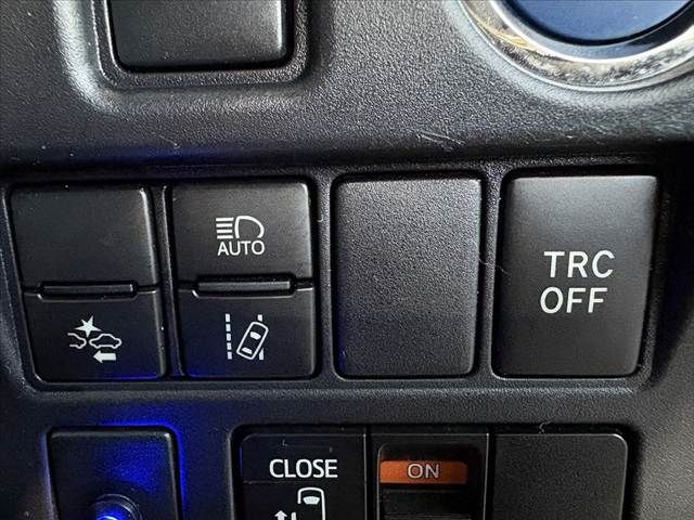 TOYOTA VOXY HYBRID 2017