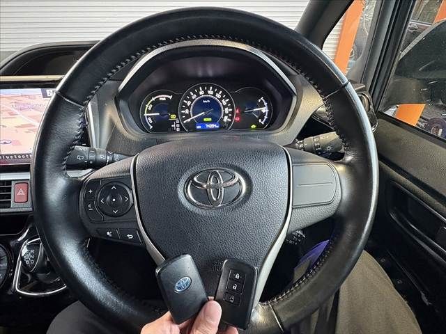 TOYOTA VOXY HYBRID 2017