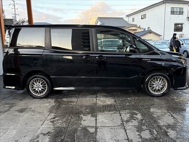 TOYOTA VOXY HYBRID 2017