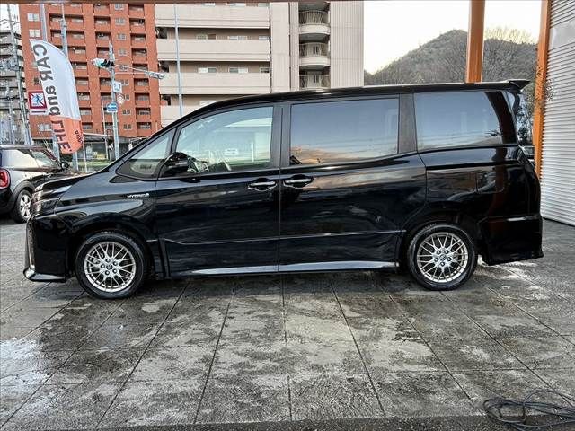 TOYOTA VOXY HYBRID 2017