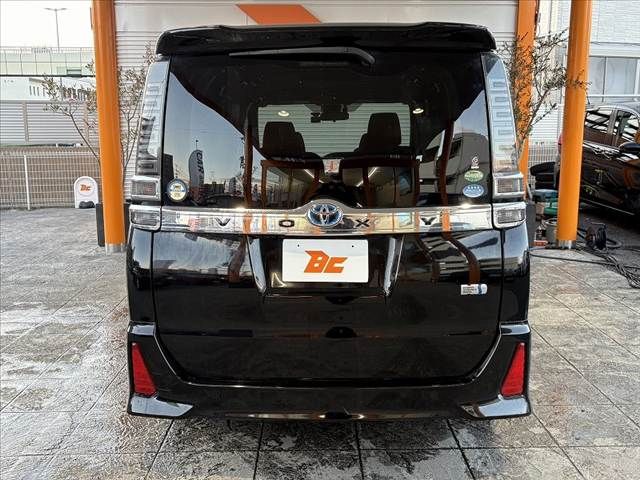 TOYOTA VOXY HYBRID 2017