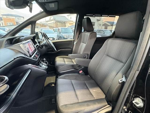 TOYOTA VOXY HYBRID 2017