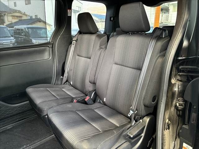 TOYOTA VOXY HYBRID 2017