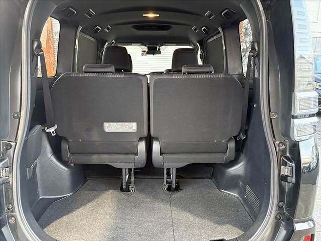 TOYOTA VOXY HYBRID 2017