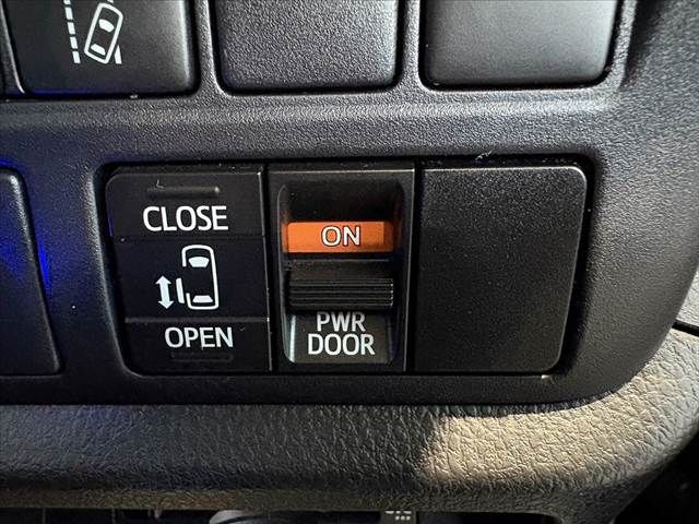 TOYOTA VOXY HYBRID 2017