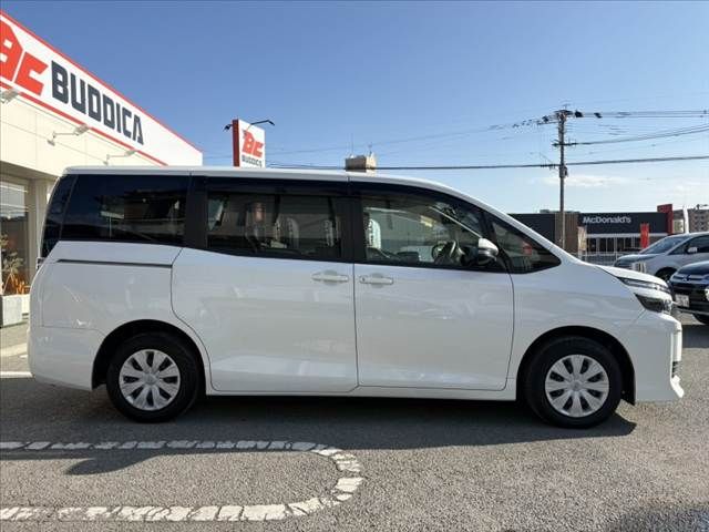 TOYOTA VOXY 2016