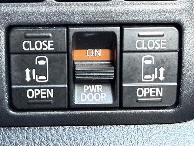 TOYOTA NOAH HYBRID 2018