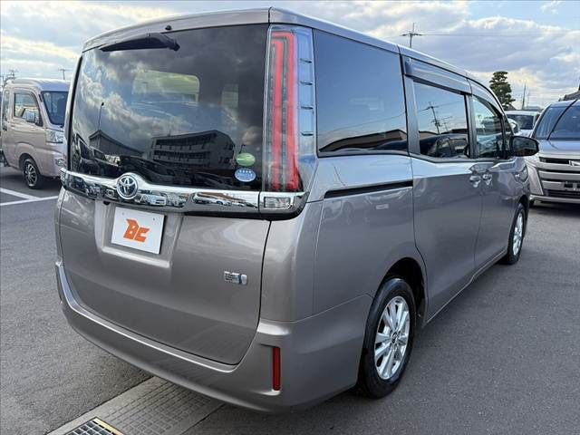 TOYOTA NOAH HYBRID 2018