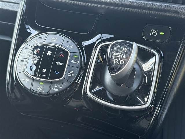 TOYOTA NOAH HYBRID 2018