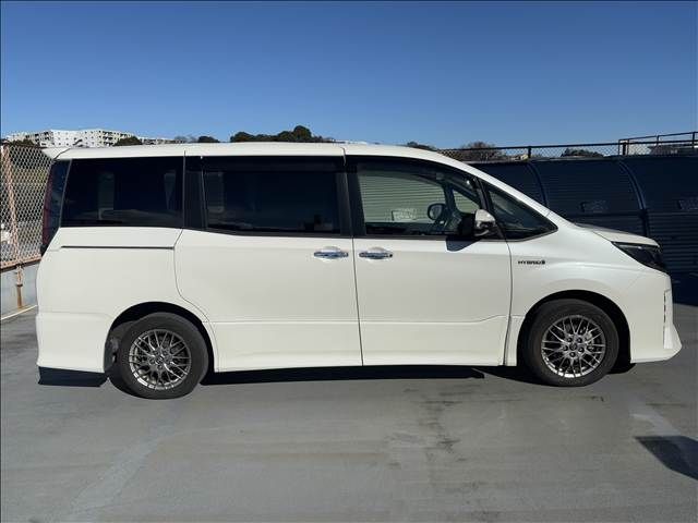 TOYOTA NOAH HYBRID 2018