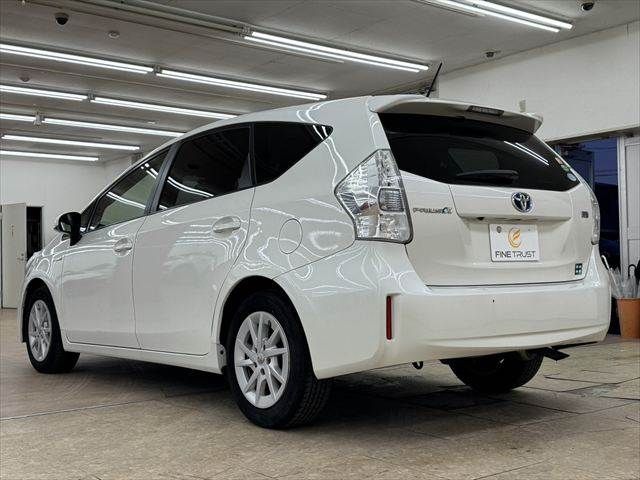 TOYOTA PRIUS Alpha 2013