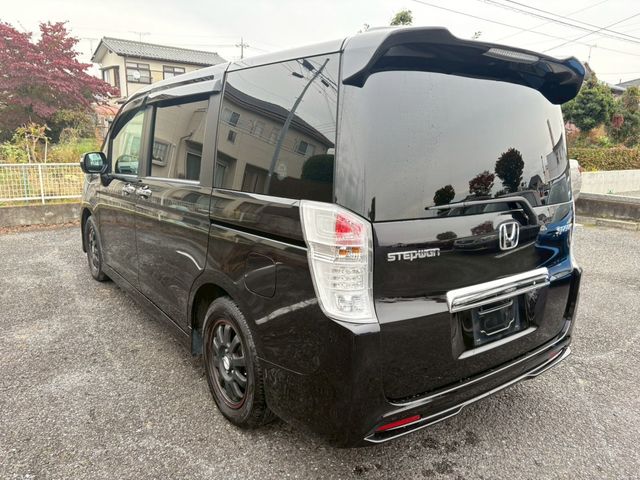 HONDA STEPWAGON SPADA 2011