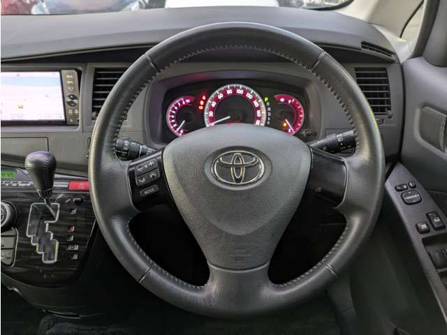 TOYOTA Isis 2012