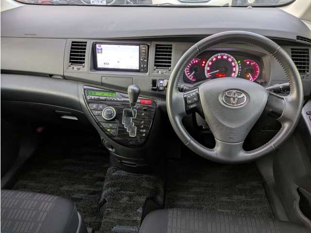 TOYOTA Isis 2012