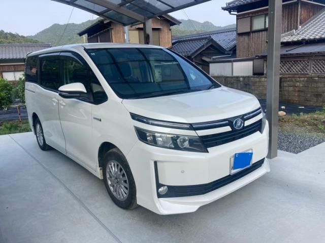 TOYOTA VOXY HYBRID 2014