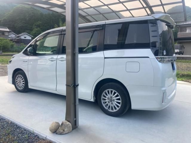 TOYOTA VOXY HYBRID 2014