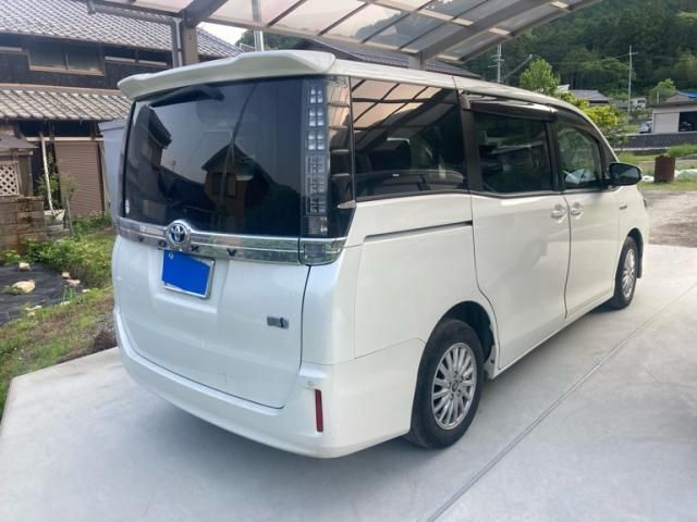 TOYOTA VOXY HYBRID 2014