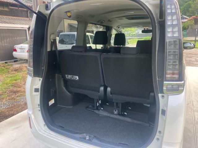 TOYOTA VOXY HYBRID 2014