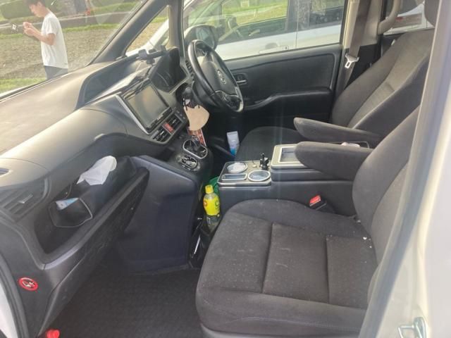 TOYOTA VOXY HYBRID 2014