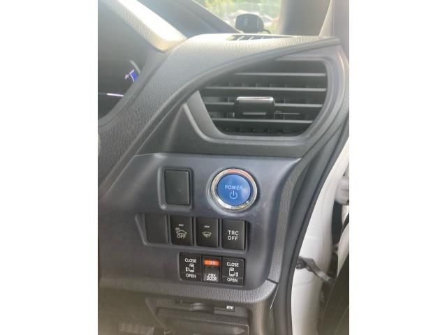 TOYOTA VOXY HYBRID 2014