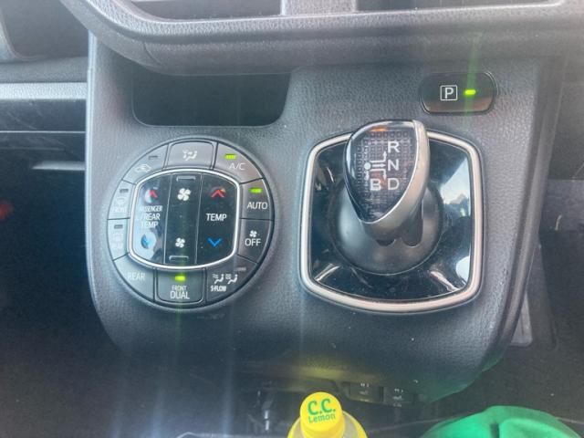 TOYOTA VOXY HYBRID 2014