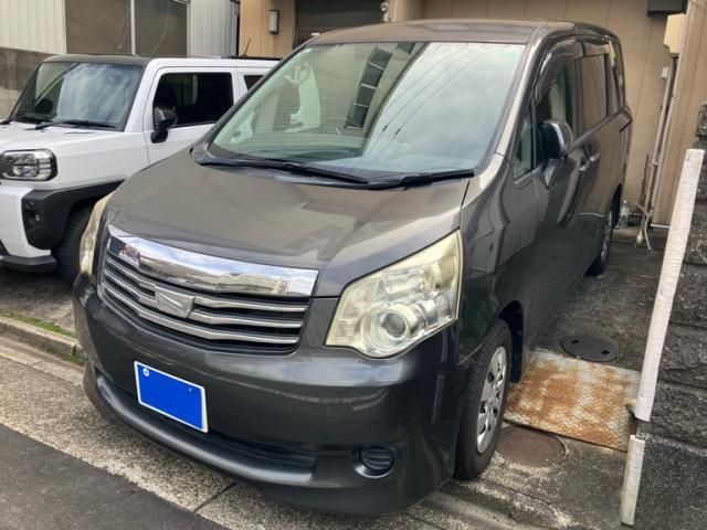 TOYOTA NOAH 2011