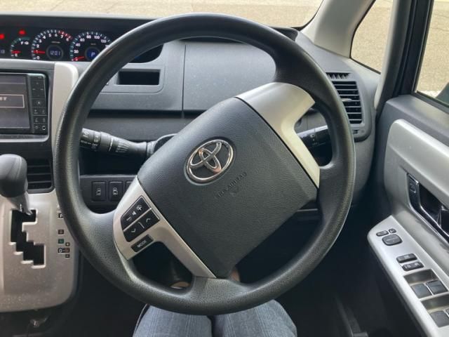 TOYOTA NOAH 2011