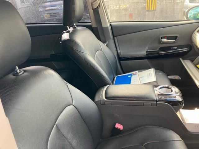 TOYOTA PRIUS Alpha 2013