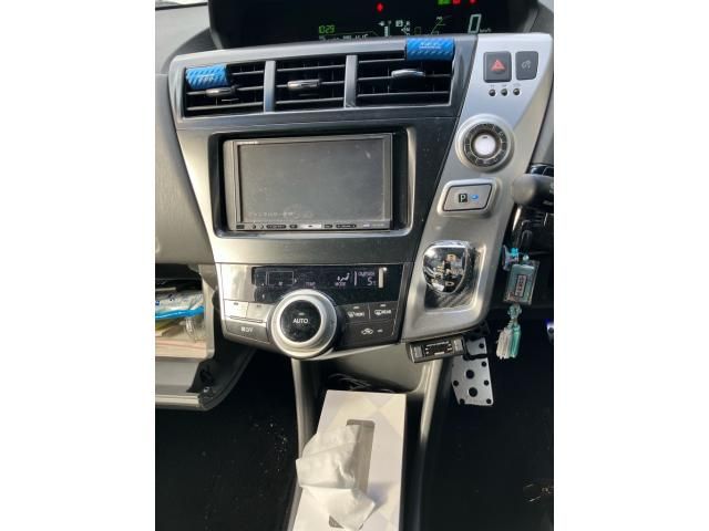 TOYOTA PRIUS Alpha 2013