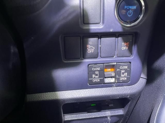 TOYOTA VOXY HYBRID 2014