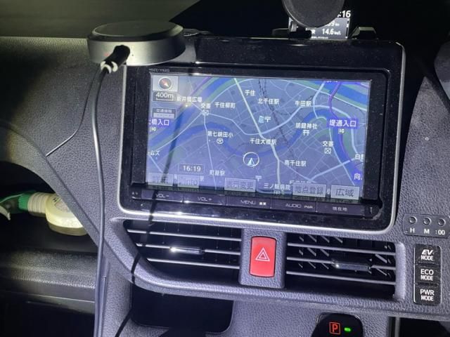 TOYOTA VOXY HYBRID 2014