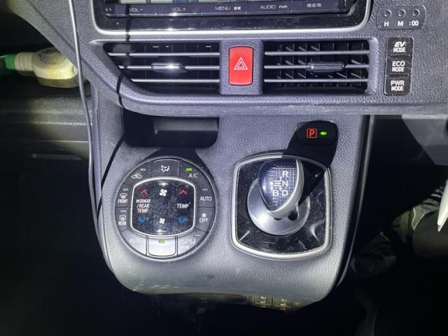 TOYOTA VOXY HYBRID 2014